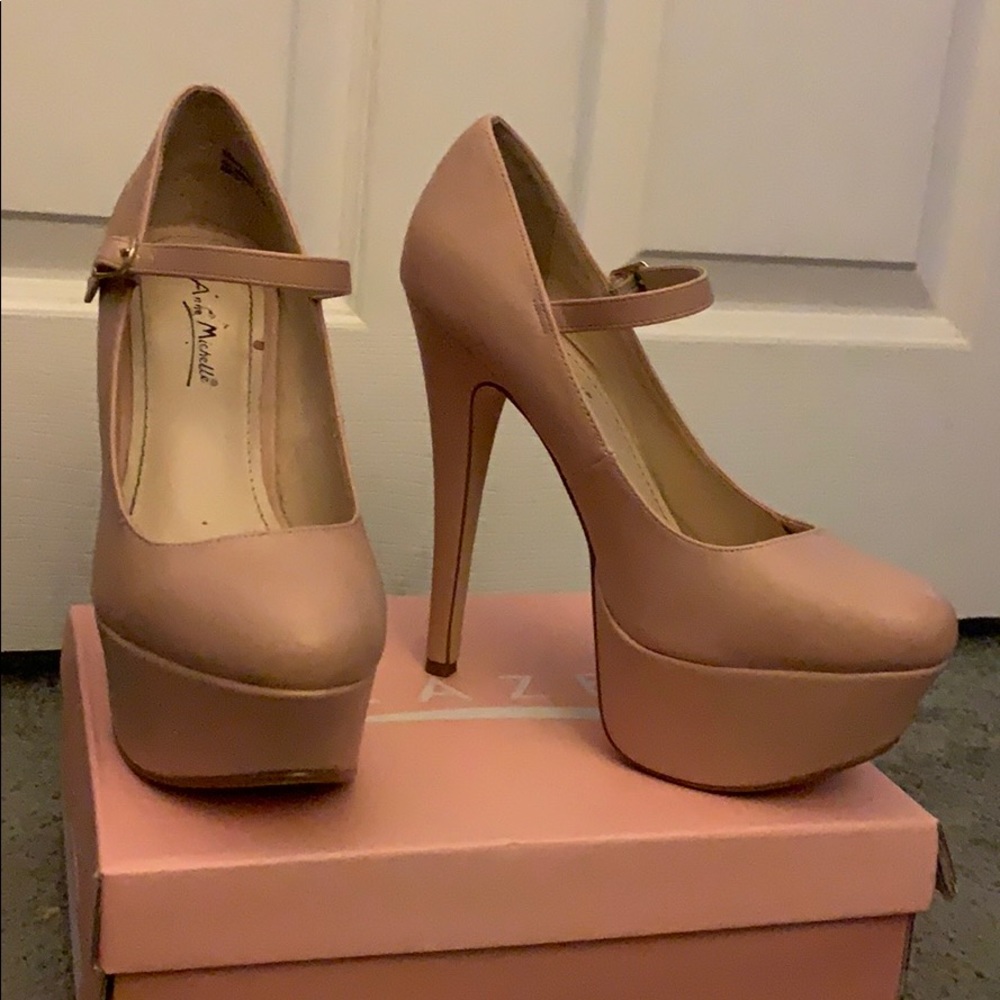 Light pink pumps